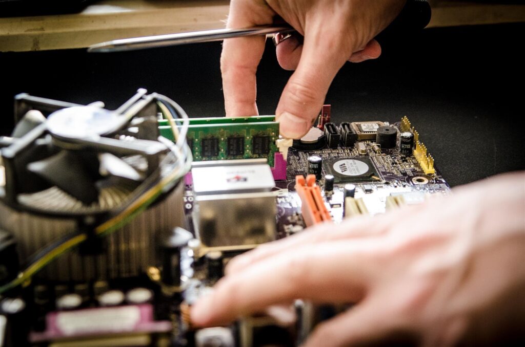 Choosing Between Remote and On-Site Computer Repair Services